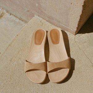 NWOT DOEN ALIX SANDAL MUSTARD SUEDE